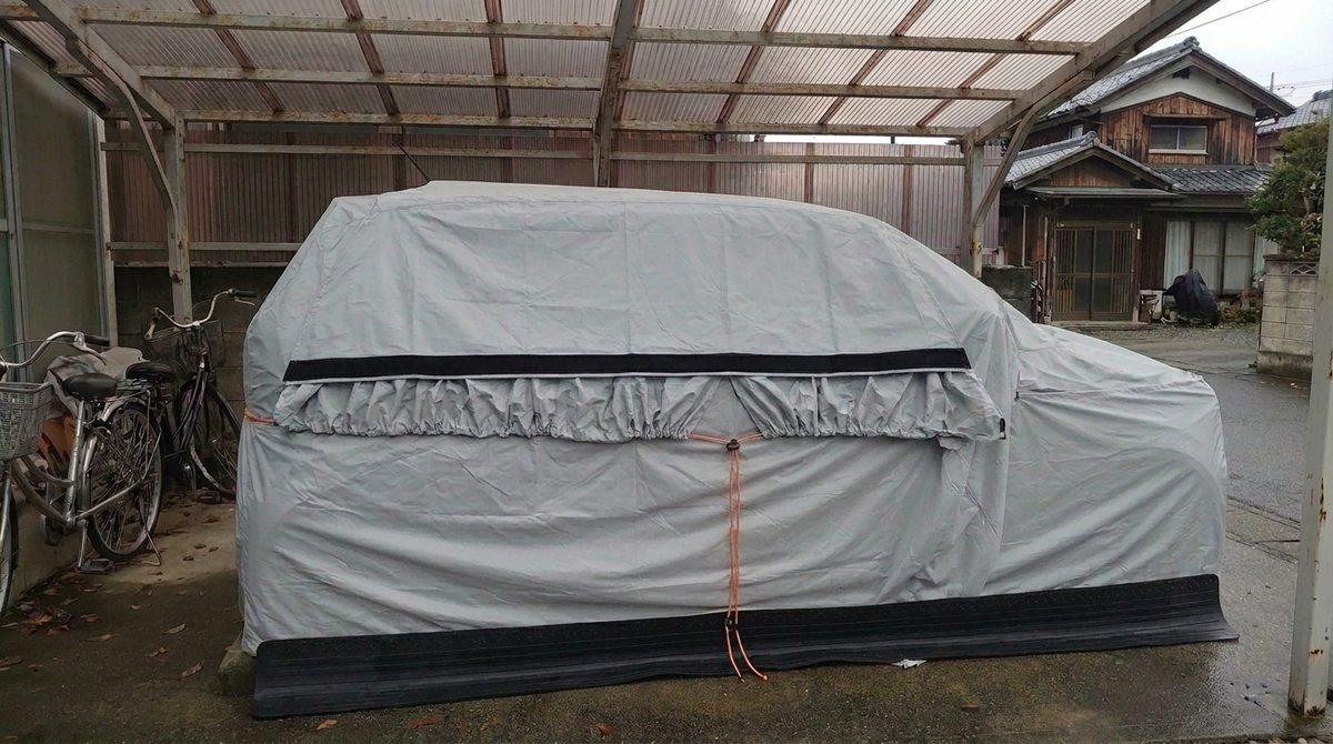 Drawcord cinched below the windows, roof flap secured